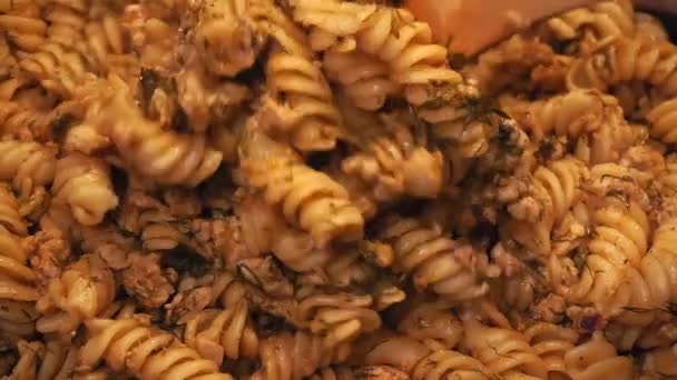 약간 의 고기 반죽을 넣은 fusilli macaroni. 집에서 요리하는 것을 혼합 한다 — 비디오
