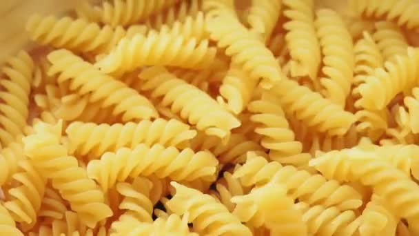 Okokt pasta fusilli faller. pasta hård, lång, tjock, korkskruv eller spiral,. — Stockvideo