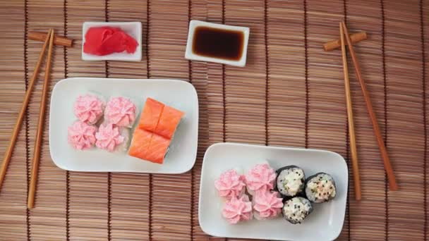 Philadelphia Roll met roomkaas, verpakt met verse zalm kunststoffen. — Stockvideo