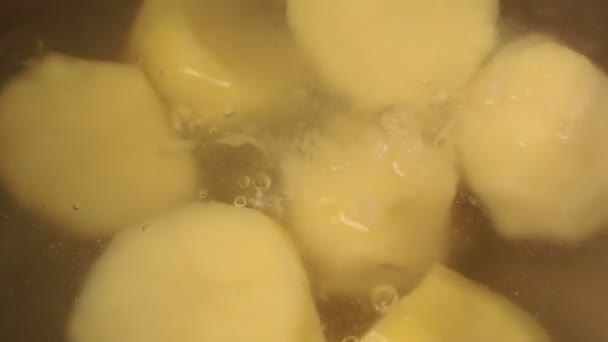 Matlagning potatis. kokt potatis tillagad i kokande vatten — Stockvideo