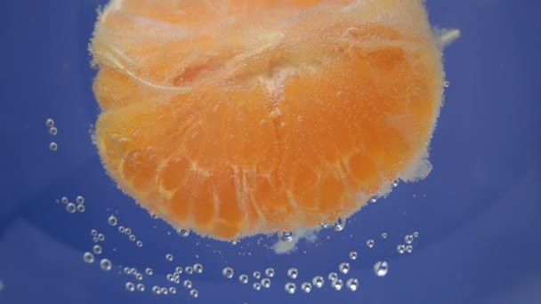 Primer plano mandarina fruta, fondo en agua, bajo el agua. fondo, textura — Vídeos de Stock