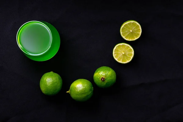 Sklenice Mojito Nebo Přírodní Limonády Plátky Vápna Černém Pozadí — Stock fotografie