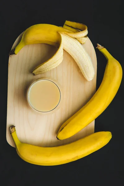 Bananensap Met Bananen Board Bovenaanzicht Een Zwarte Achtergrond Natuurlijke Zelfgemaakte — Stockfoto