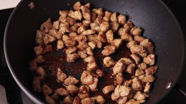 Fleisch- und Gemüsestücke werden in einer Pfanne angebraten. Hausmannskost — Stockvideo