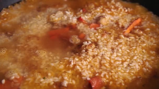 Горячее блюдо из мяса и риса плов, приготовление пищи на дому — стоковое видео