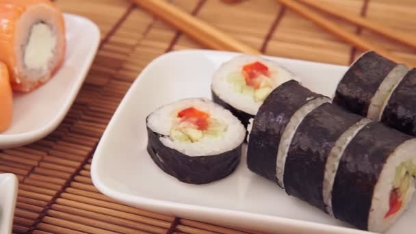 Maki Sushi - Verduras adentro. Nori afuera. Comida asiática restaurante delivery — Vídeos de Stock