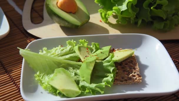 Friska avokado toast för frukost, skivad avokado, salt och peppar. — Stockvideo