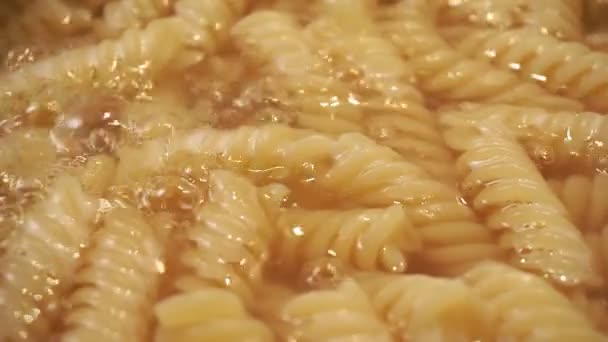 Fusilli cotti messa a fuoco selettiva primo piano. cottura, pasta — Video Stock