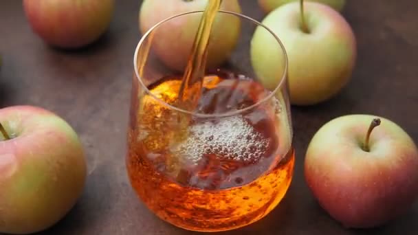 Derrama suco de maçã em uma taça de vidro fechar o foco seletivo — Vídeo de Stock