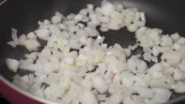 Freír la sartén en el dolor en la cocina. enfoque selectivo de primer plano — Vídeo de stock
