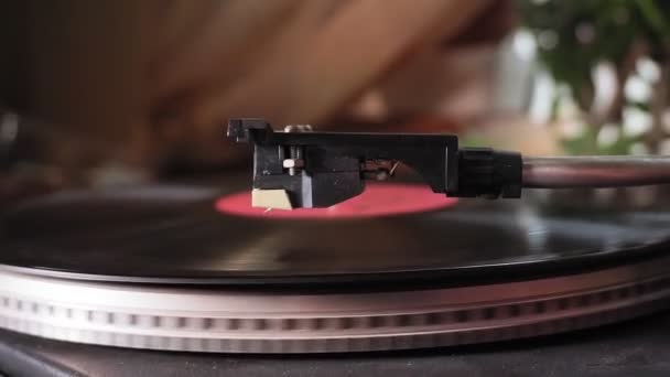 Joueur vintage, Tout en jouant le disque, Plat noir. gros plan — Video