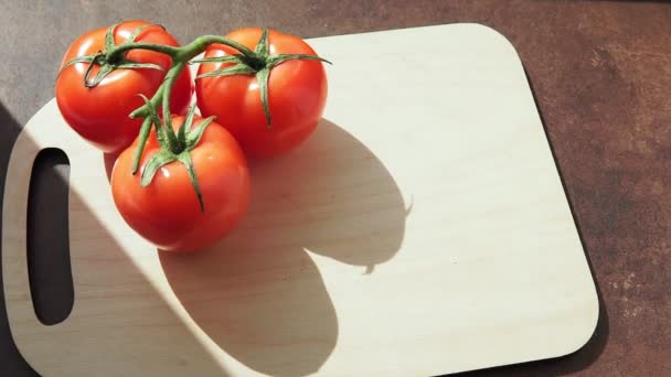 Tomatensap neemt een hand in de eerste persoon, drinkt sap pov. Dieetproduct — Stockvideo