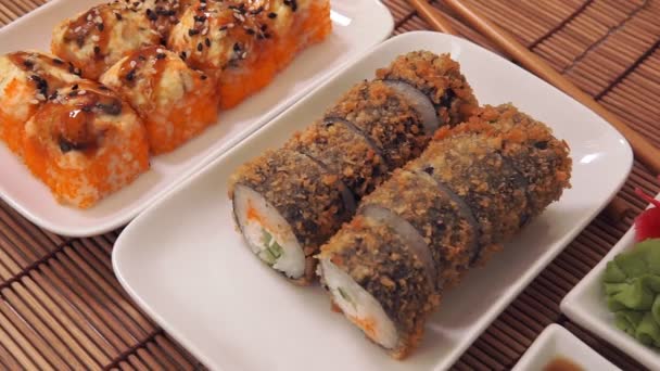 Gesorteerde verse sushi broodjes in een sushi gebakken unagi in kaviaar close-up — Stockvideo