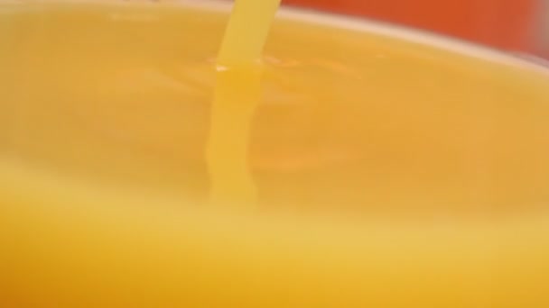 Gepresster Orangensaft beim Gießen, Nahaufnahme mit selektivem Fokus. — Stockvideo