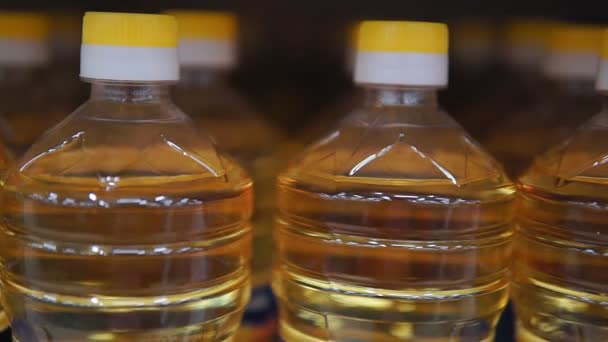 Garrafas de óleo de girassol fechar na mercearia. Close-up — Vídeo de Stock