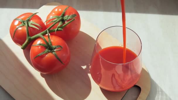 Derrama suco de tomate bebida vegetal. Alimentação saudável e conceito de estilo de vida . — Vídeo de Stock