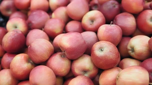 Red apples on the market counter. Apples in wooden boxes on the grocery shelf — Stock Video