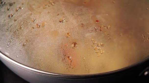 Гаряча страва з м'яса і рисового плов, приготування в домашніх умовах — стокове відео