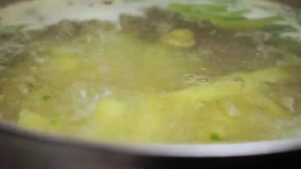 Cocinar sopa caliente con brócoli y papas, comida vegetariana de cerca — Vídeo de stock