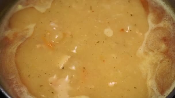 沸騰した水エンドウ豆の野菜。野菜スープの調理. — ストック動画