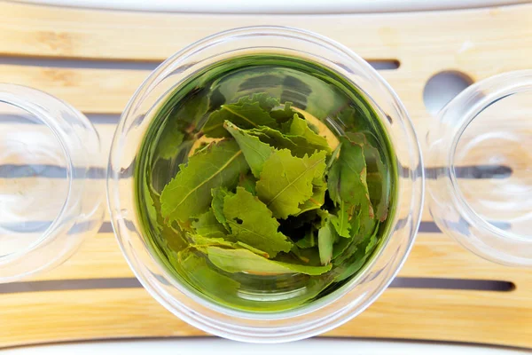 Здоровый Зеленый Чай Чашка Листьями Чая Крупным Планом Горячей Воде — стоковое фото