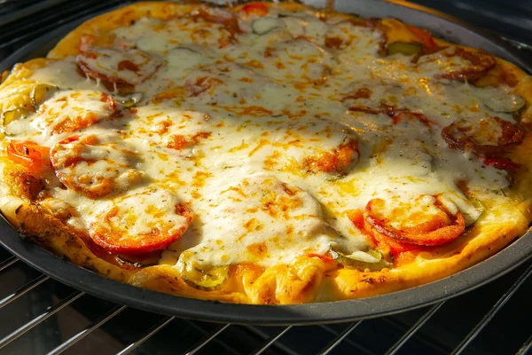 Ingrediënten Koken Zelfgemaakte Pizza Komkommers Tomaten Kaas Specerijen Saus Salami — Stockfoto