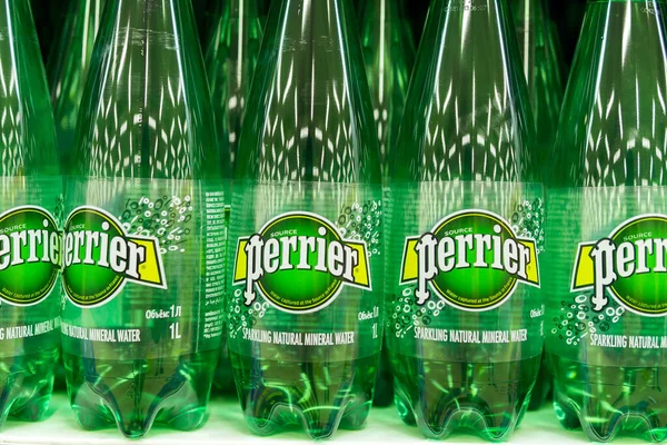 Tyumen Rusland Maj 2020 Perrier Mineralvandsflasker Udstillet Lokal Købmand - Stock-foto