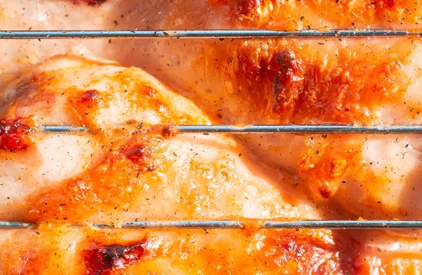 Poulet Grillé Sur Grill Gros Plan Texture Oiseau Rôti Sur — Photo