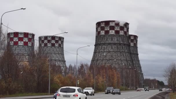 Tyumen, Rusko - 04. října 2019: Elektrárna je typ tepelné elektrárny. — Stock video