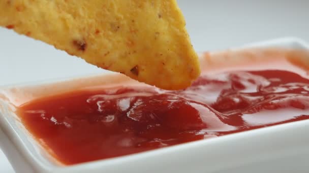 Heerlijke Mexicaanse nachos chips en tomatensaus, close-up. Granaattortilla-chips — Stockvideo