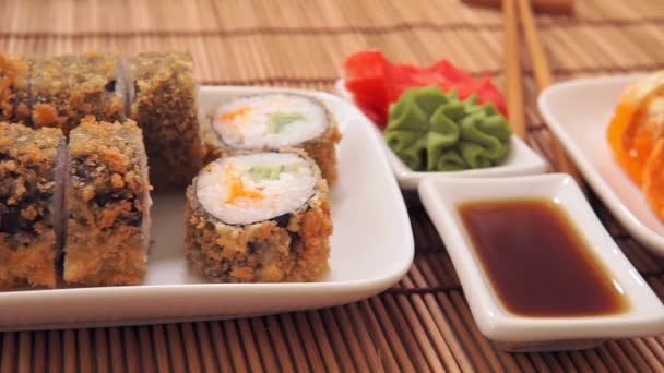Gebakken sushi rolletjes close-up. Unagi en vliegende vis ROE, futomaki ASI. — Stockvideo