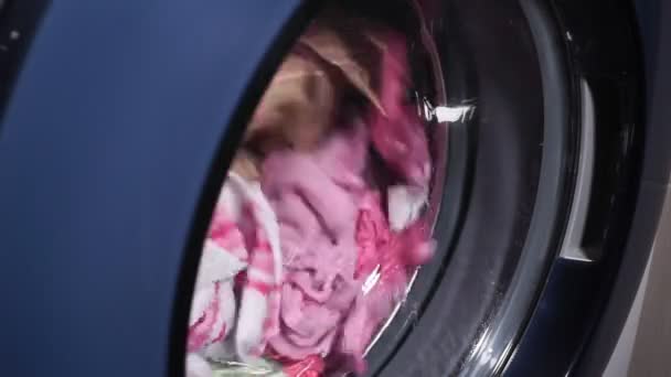 Tvätta kläder närbild. trumman på tvättmaskinen varv, hygien. — Stockvideo