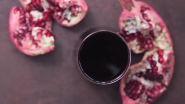 유리 선택 초점에 석류 주스를 붓는다 — 비디오