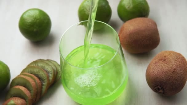 Groene limonade gieten in glas met koud water druppels. Verse citruscocktail. — Stockvideo