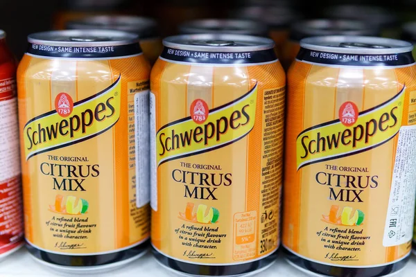 Tyumen Russia May 2020 Schweppes Soda Uma Marca Bebidas Com — Fotografia de Stock