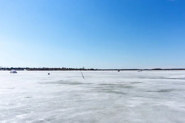 川の氷の上の冬の風景の漁師 冬の釣りコピースペースの場所 — ストック写真