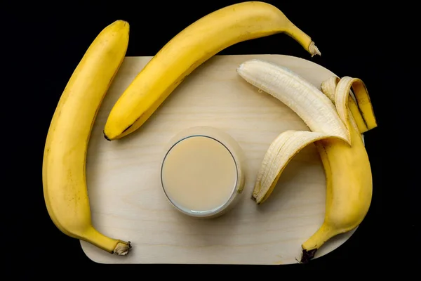 Bananensap met bovenaanzicht op een zwarte achtergrond — Stockfoto