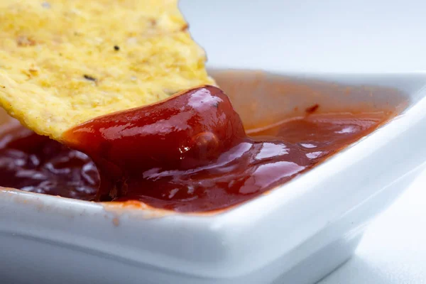 Dreieckige Mais Chips Mexikanische Nachos Dips Mit Tomatenketchup Saucen Nahaufnahme — Stockfoto