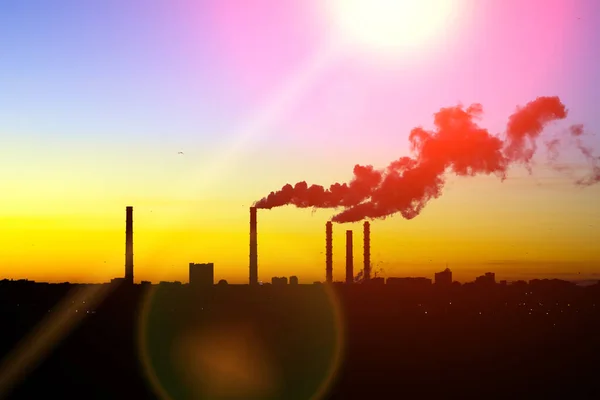 工場や発電所の煙突からの汚染や煙 環境汚染の概念は — ストック写真