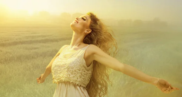 Свободная счастливая женщина над небом и солнцем — стоковое фото
