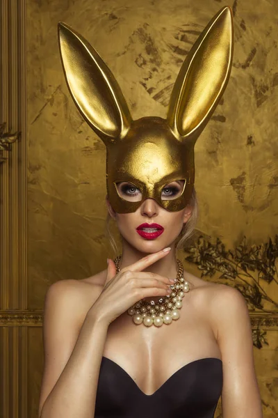 Belle jeune femme blonde en or carnaval masque de lapin avec de longues oreilles — Photo