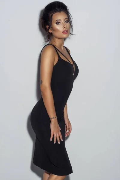Sexy brunetka žena v elegantní šaty — Stock fotografie
