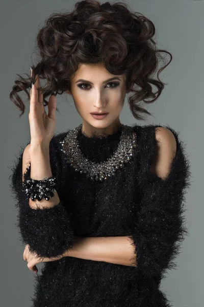 Ritratto moda. bella donna con gioielli — Foto Stock
