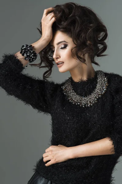 Portret van de mode. mooie vrouw met sieraden — Stockfoto