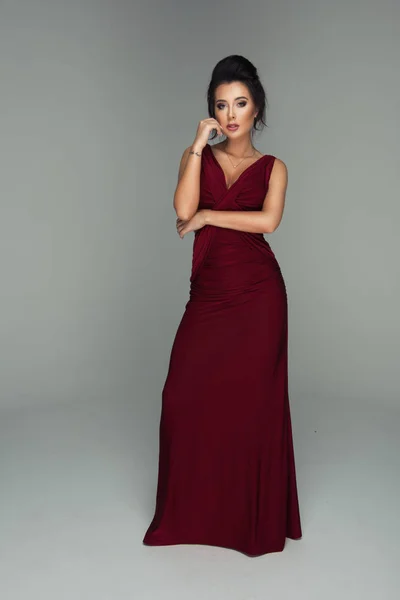 Sexig brunett kvinna i elegant klänning — Stockfoto