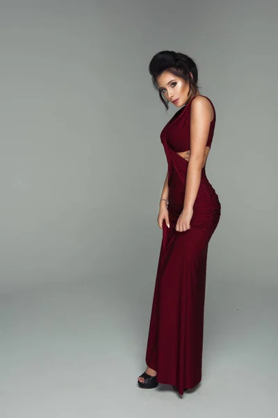 Mujer morena sexy en vestido elegante —  Fotos de Stock