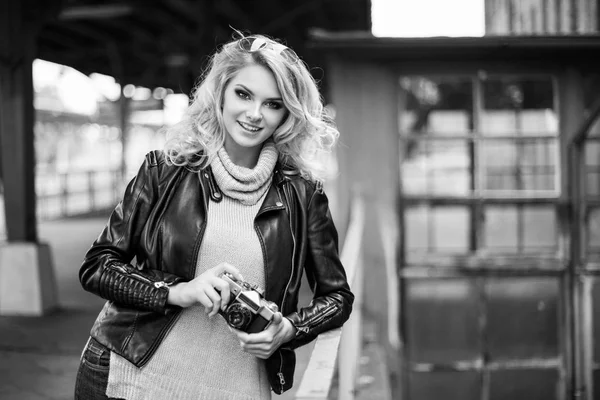 Pretty young woman at a train station — Stock Photo, Image