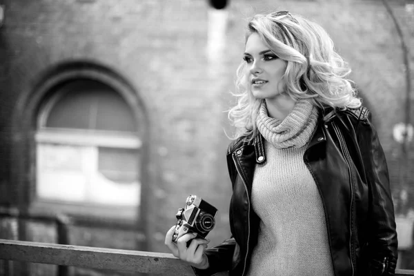 Pretty young woman at a train station — Stock Photo, Image