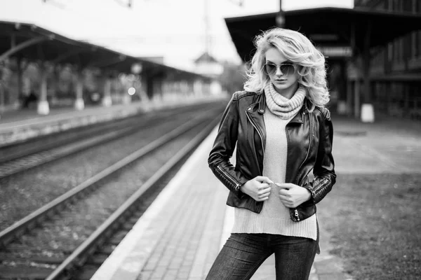 Bir tren istasyonunda genç ve güzel kadın Stok Fotoğraf