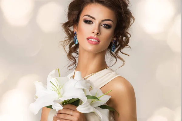 Moda bellezza modella ragazza con fiori . — Foto Stock